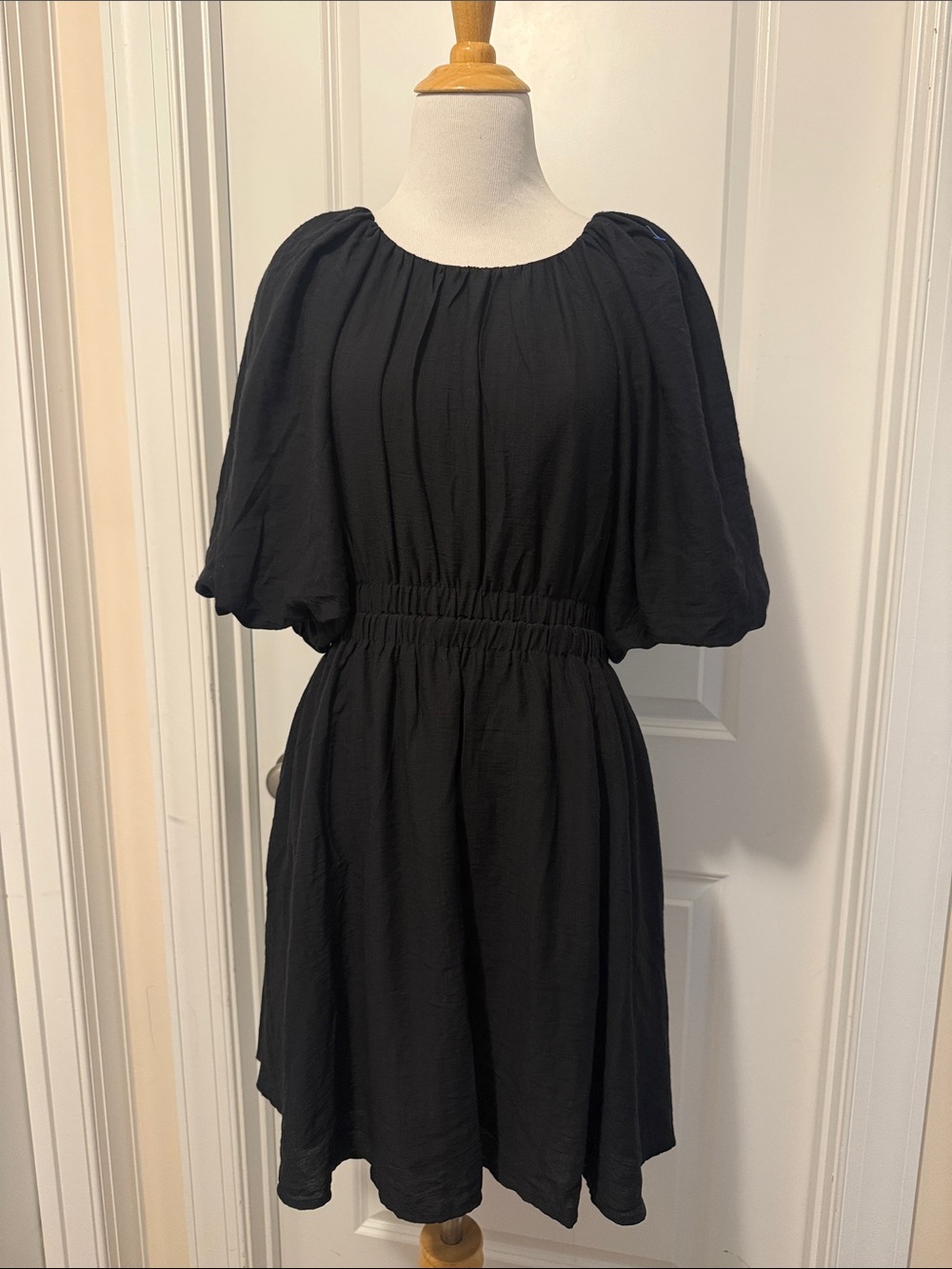 Moon River Black Back Cut Out Bubble Short Sleeve Fit &
Flare Mini Dress  size L